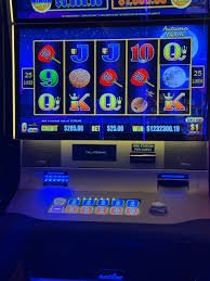 Meja Teen Patti live-dealer dengan dealer profesional di studio kapten lotre